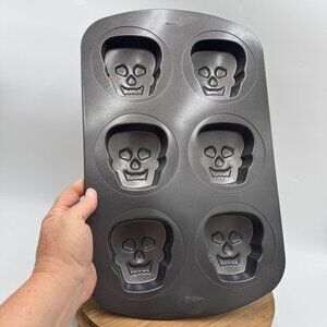 SKULL MINI CAKE PAN 6 Cupcakes Heads Halloween Mold Skeleton Non-Stick Wilton 3D